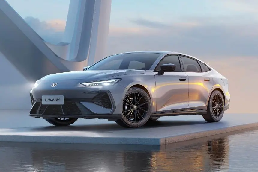 Changan UNI-V 2025: масштабный рестайлинг спортивного лифтбека. Первые фото и все подробности. Ждем в России