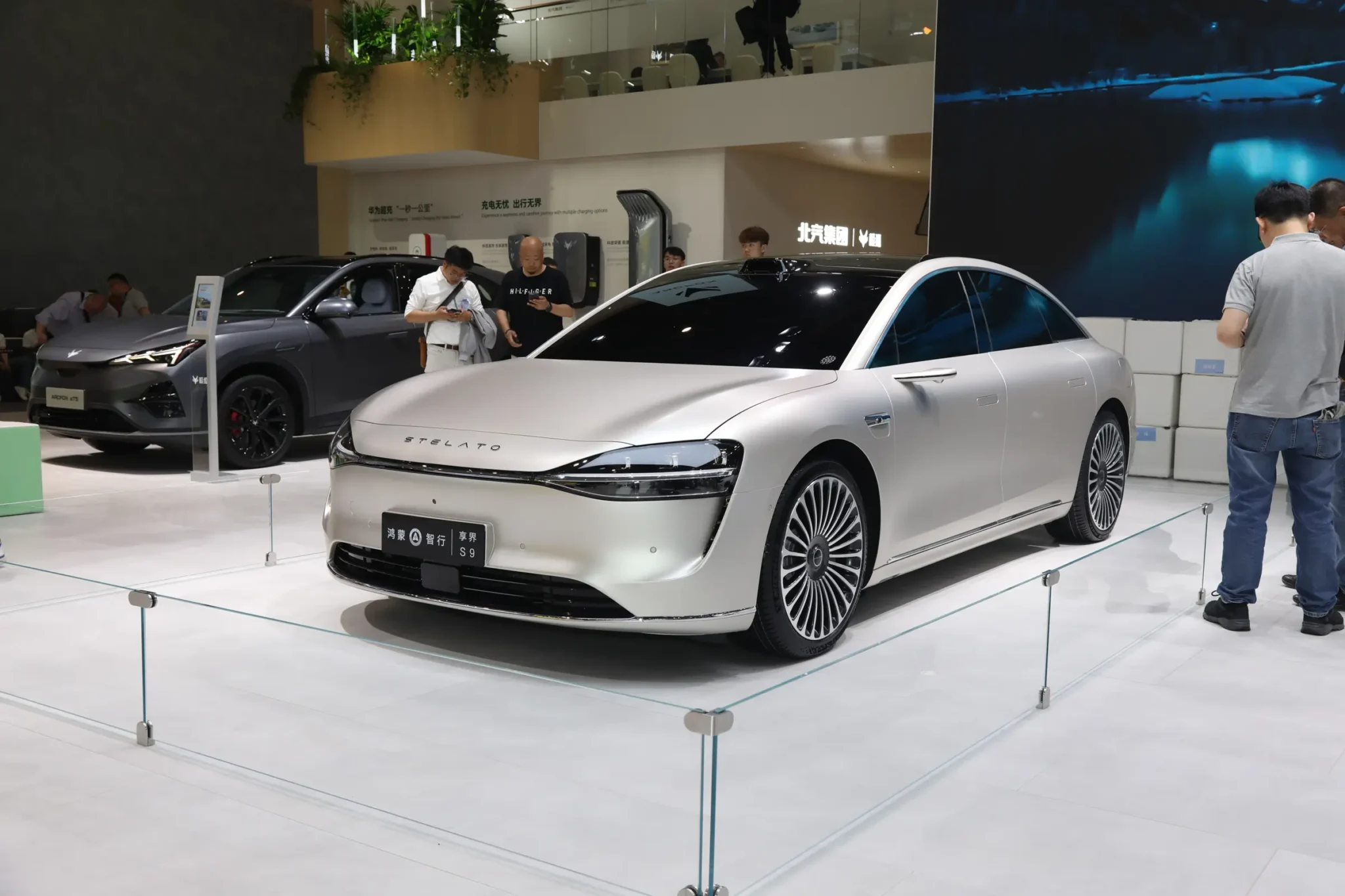 Stelato S9 2024: большой и роскошный седан от нового бренда Huawei и BAIC. Конкурент BMW 7-series и Mercedes-Benz S-Class