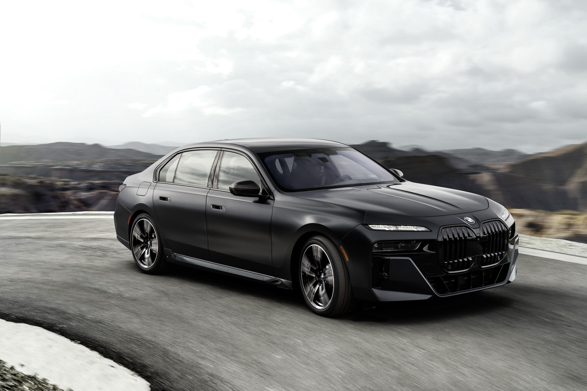 BMW 7-series 2023 (G70): цены в России и обзор седьмого поколения