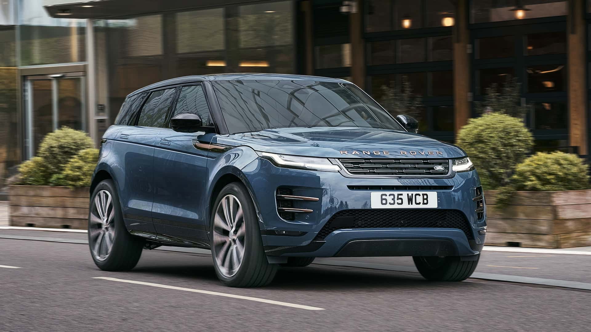 Range Rover Evoque 2024: скромный фейслифтинг и новый салон