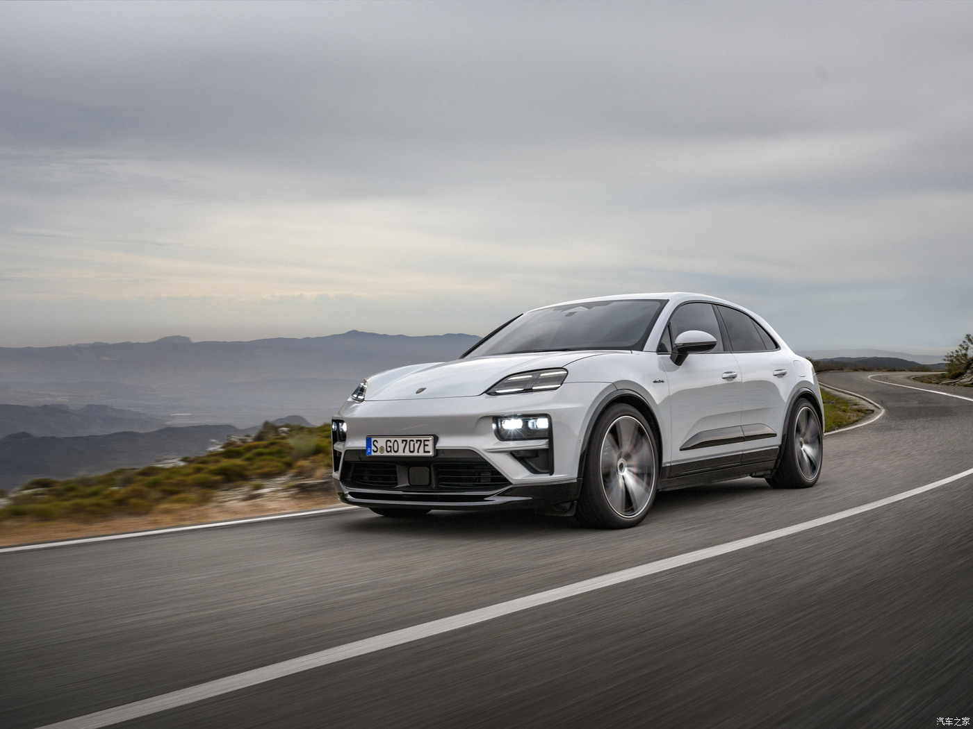 Электрический Porsche Macan 2024 нового поколения представлен в двух версиях: Turbo и Macan 4