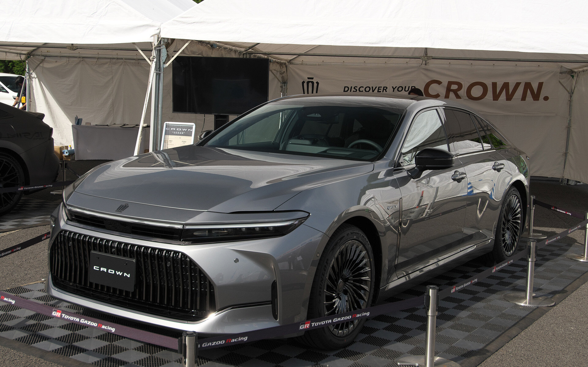 Toyota Crown 2023: новое семейство расширяется, представлен классический седан