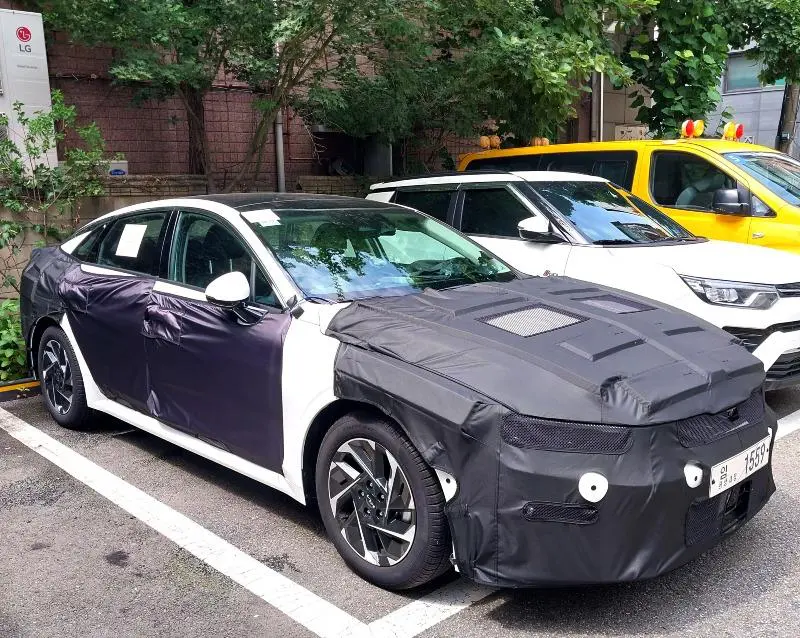 Kia K5 2024 готовится к рестайлингу: первые фото и все подробности