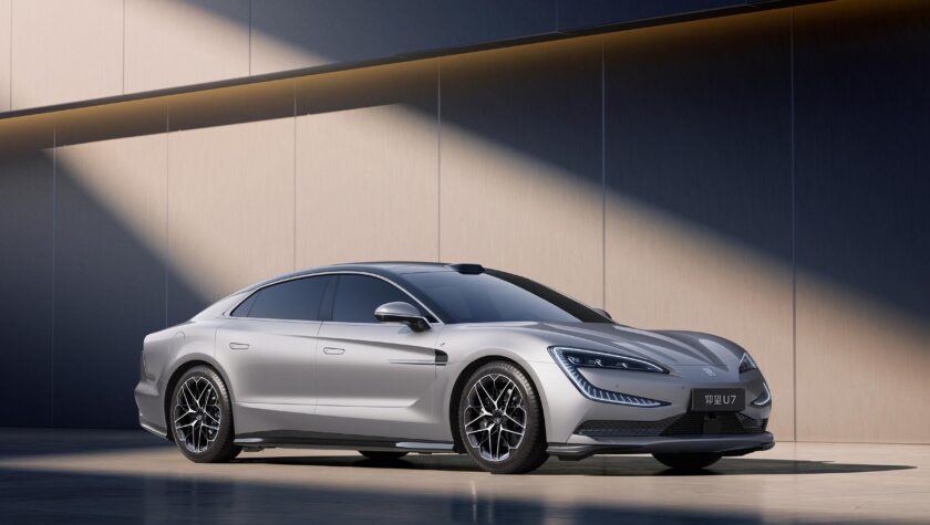 BYD Yangwang U7 2024