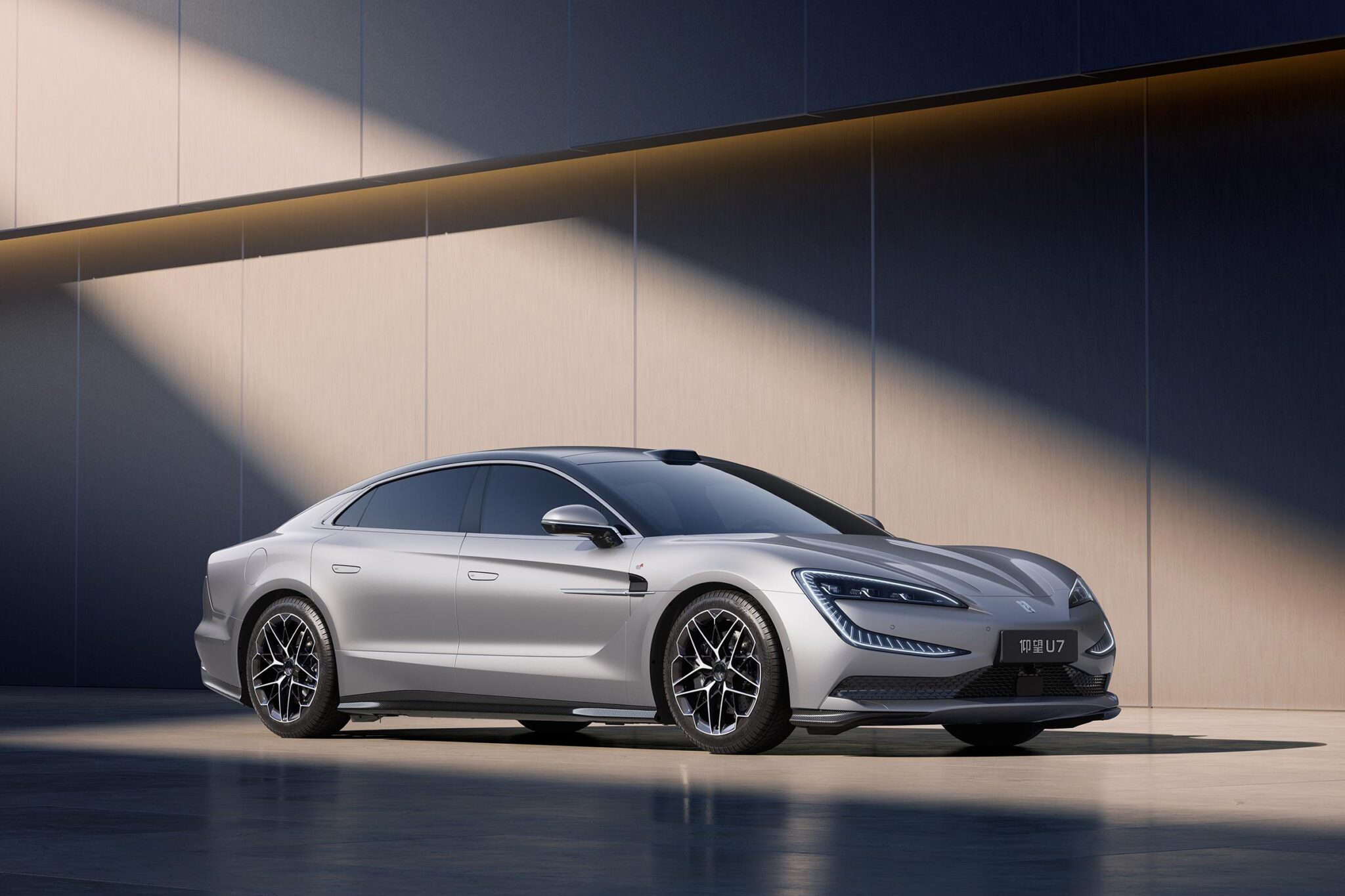 BYD Yangwang U7 2024: суперседан мощностью более 1300 л.с. Фото, характеристики и предварительные цены