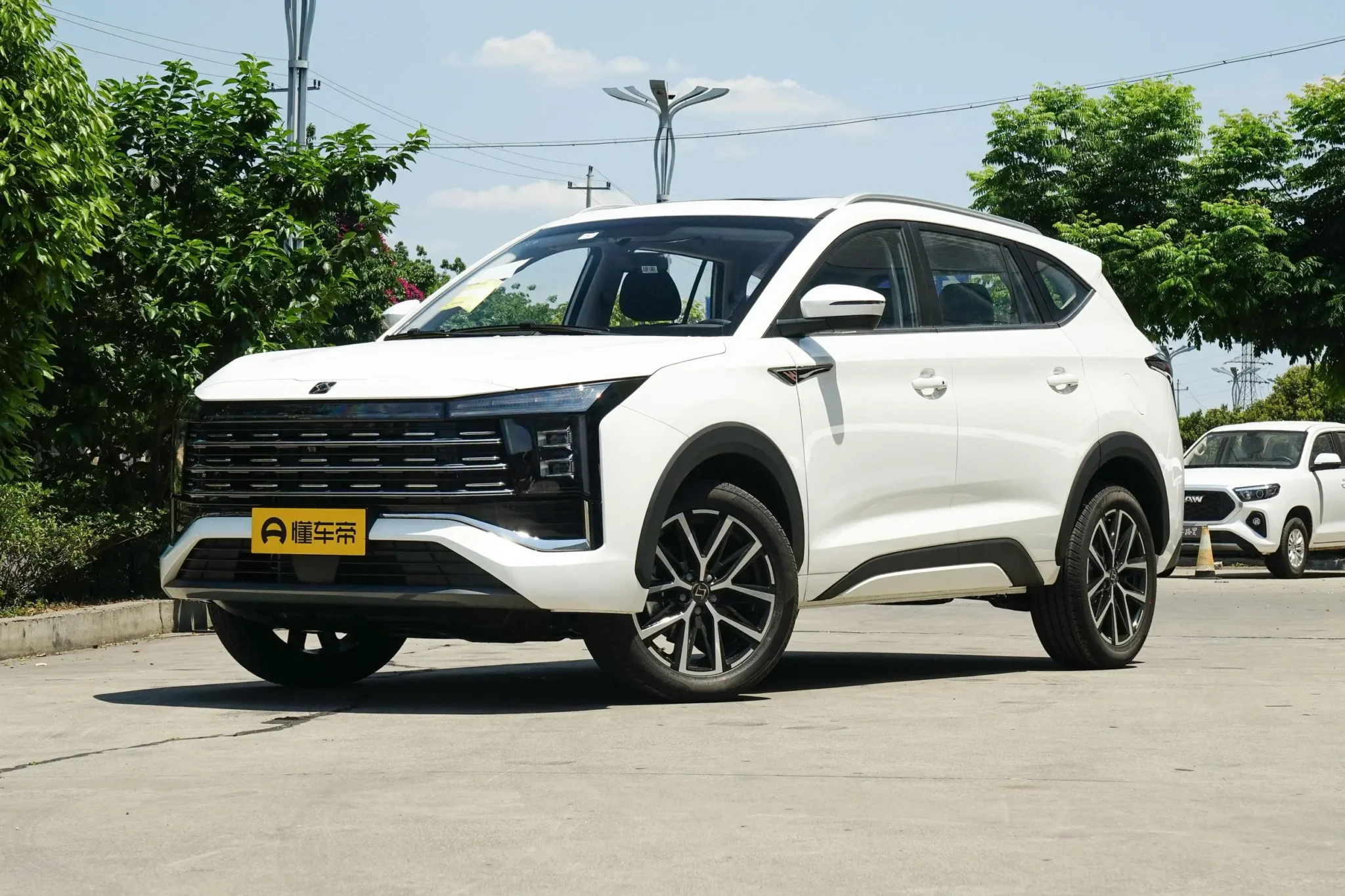 Москвич 8 2024 (Sehol X8 Plus): 7-местный китайский кроссовер под российским брендом. Старт продаж в конце года