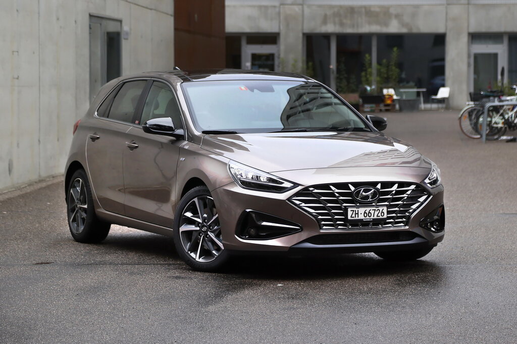 Hyundai i30 2023: хэтчбек (и универсал) вернулся в Россию, его привозят по параллельному импорту (цены и комплектации)