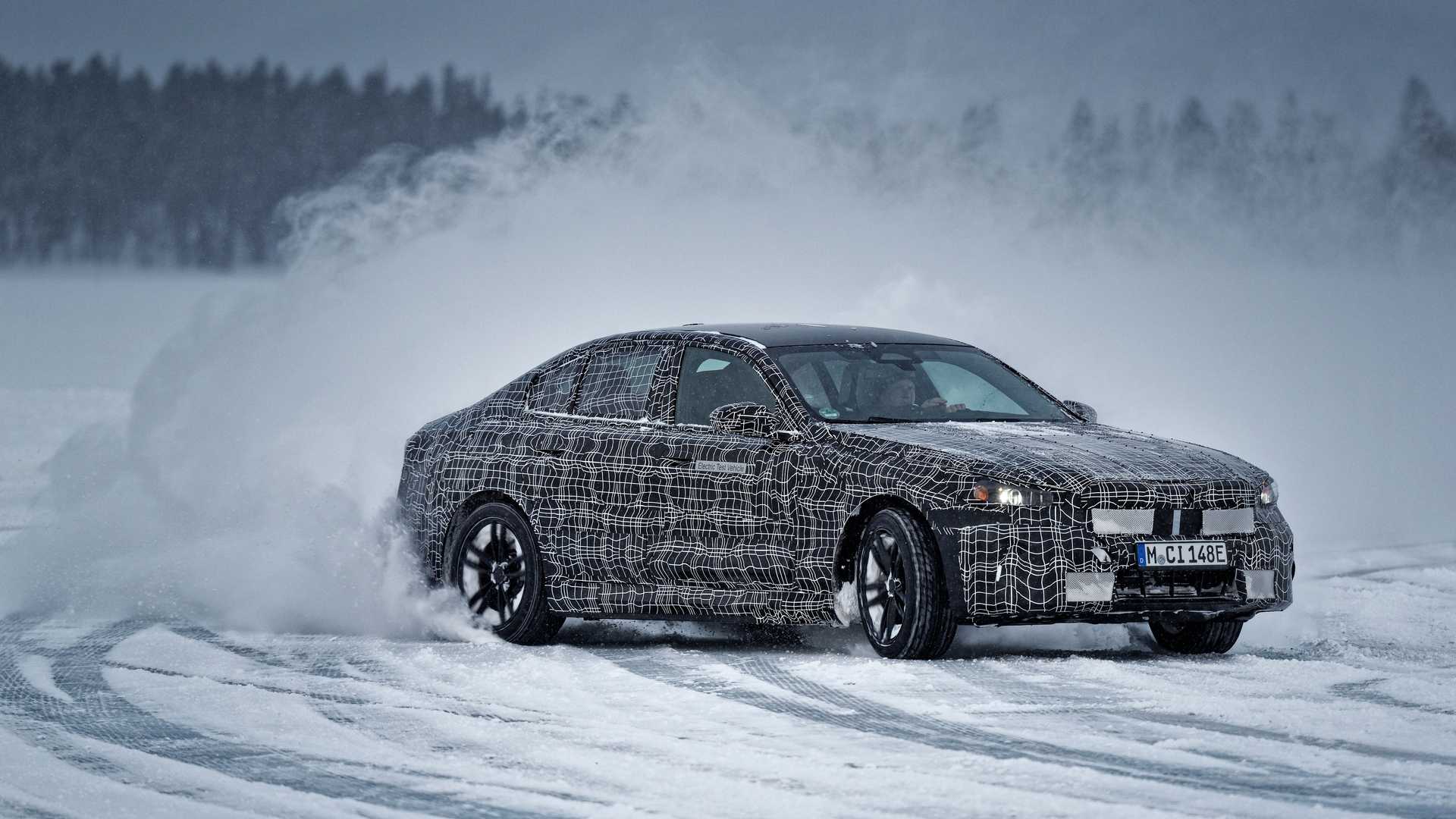Электромобиль BMW i5 2023 выйдет летом вместе с классической пятой серией. Официальные фото и подробности