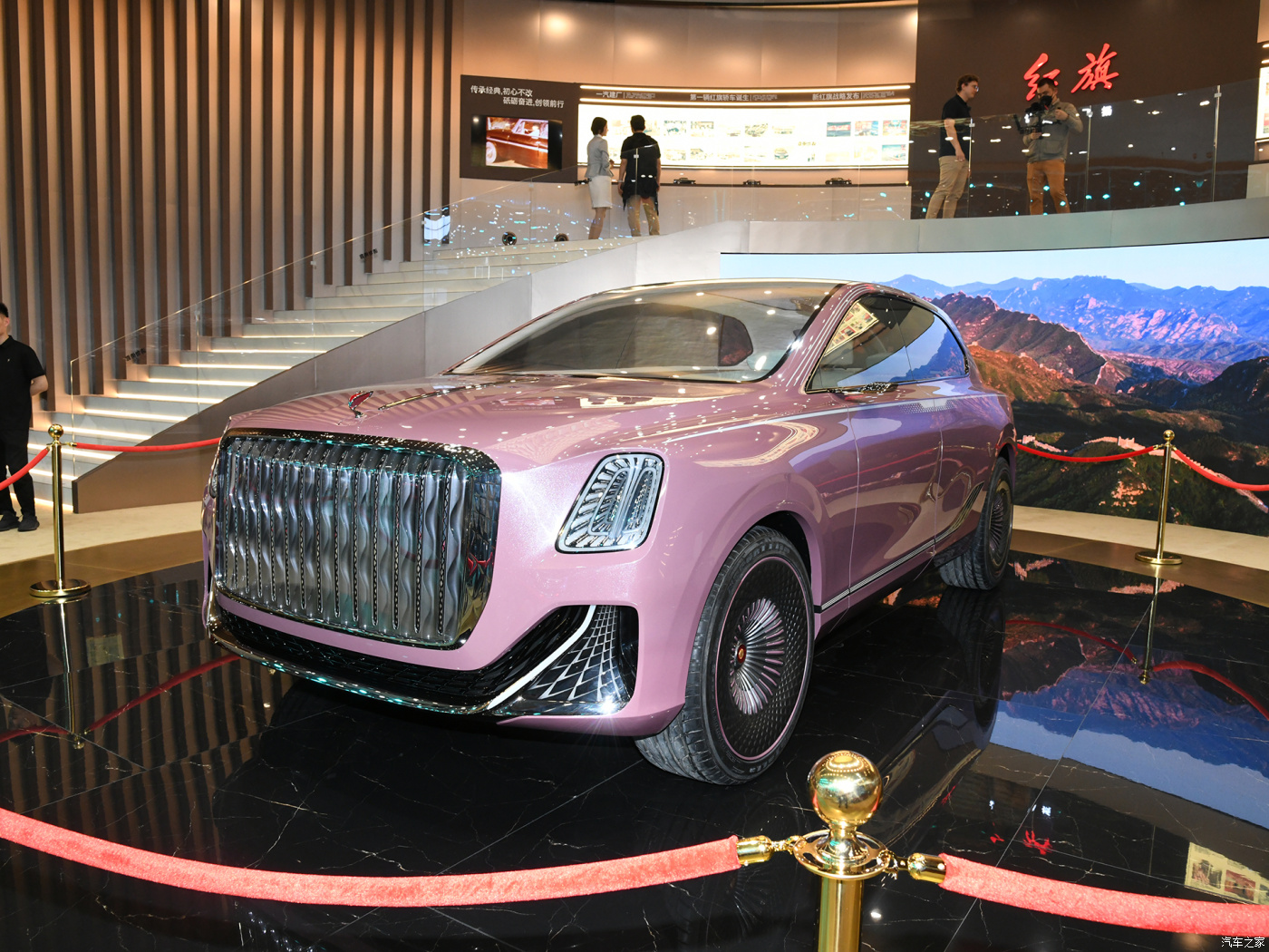 Новинки кроссоверов Hongqi 2023: рестайлинг HS5, HS7 и компактный HS3