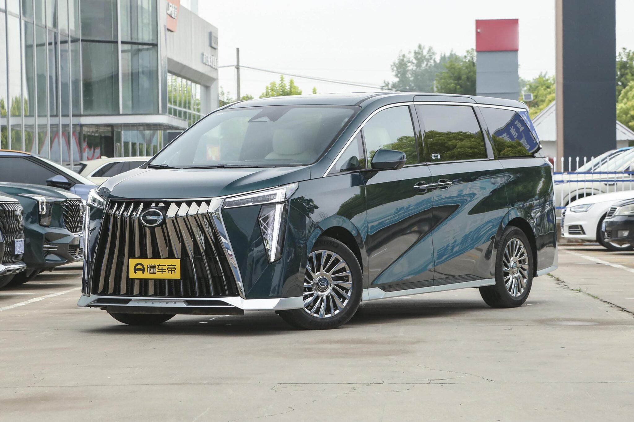 GAC M8 2024: объявлены цены и комплектации в России на премиальный китайский минивэн