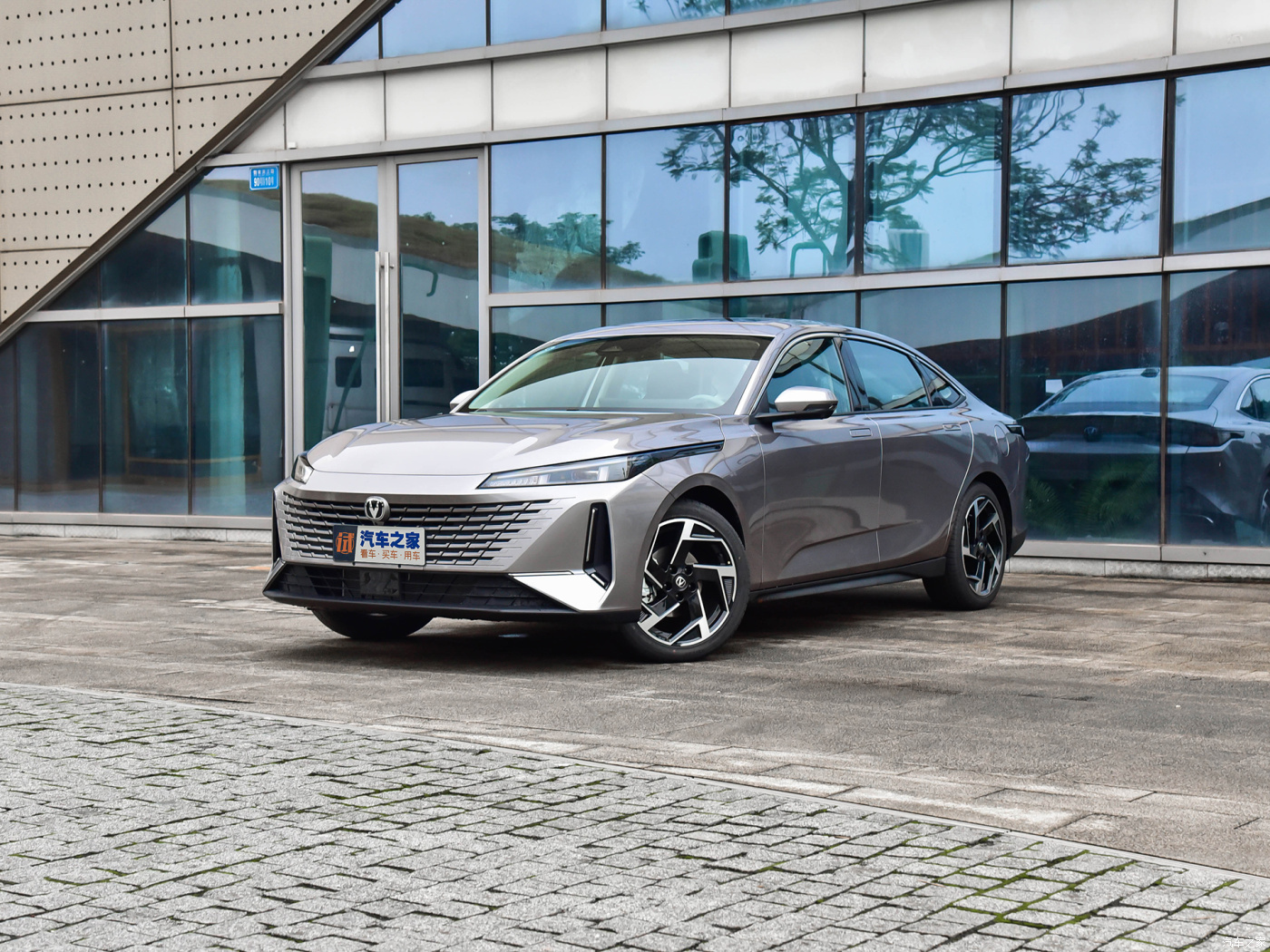 Changan Lamore 2023: в России скоро появится новый китайский седан (конкурент Toyota Camry) Дата выход и предварительные цены
