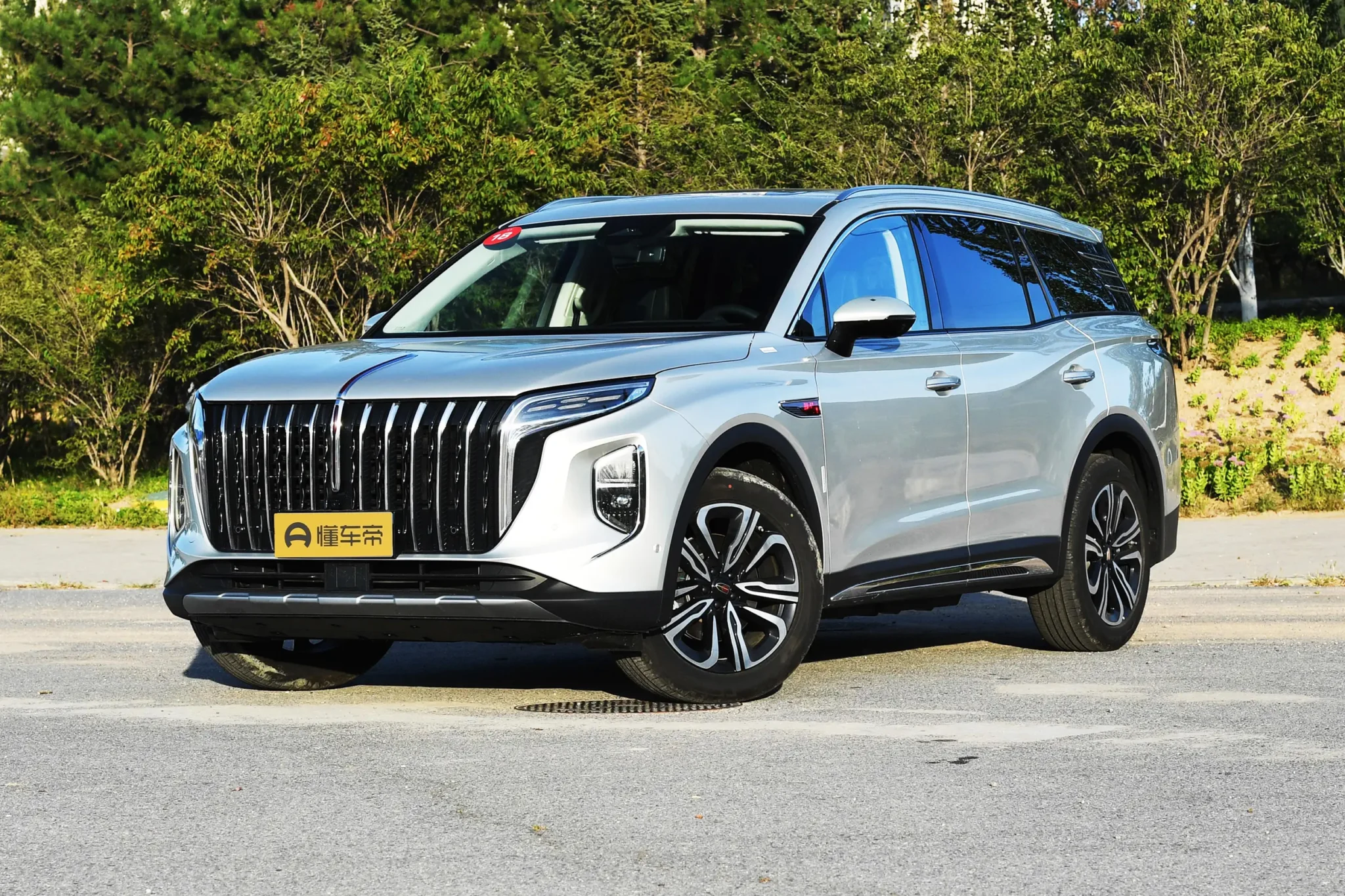 Hongqi HS7 2025 второго поколения: цены и комплектации в России на новый 7-местный кроссовер. Официальный старт продаж. Фото и характеристики
