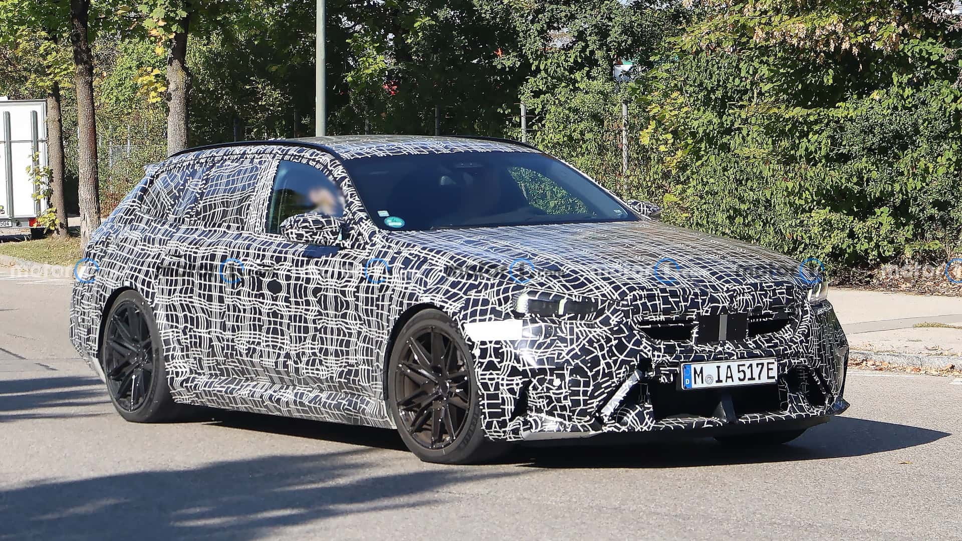 Универсал BMW M5 Touring нового поколения: шпионские фото и подробности