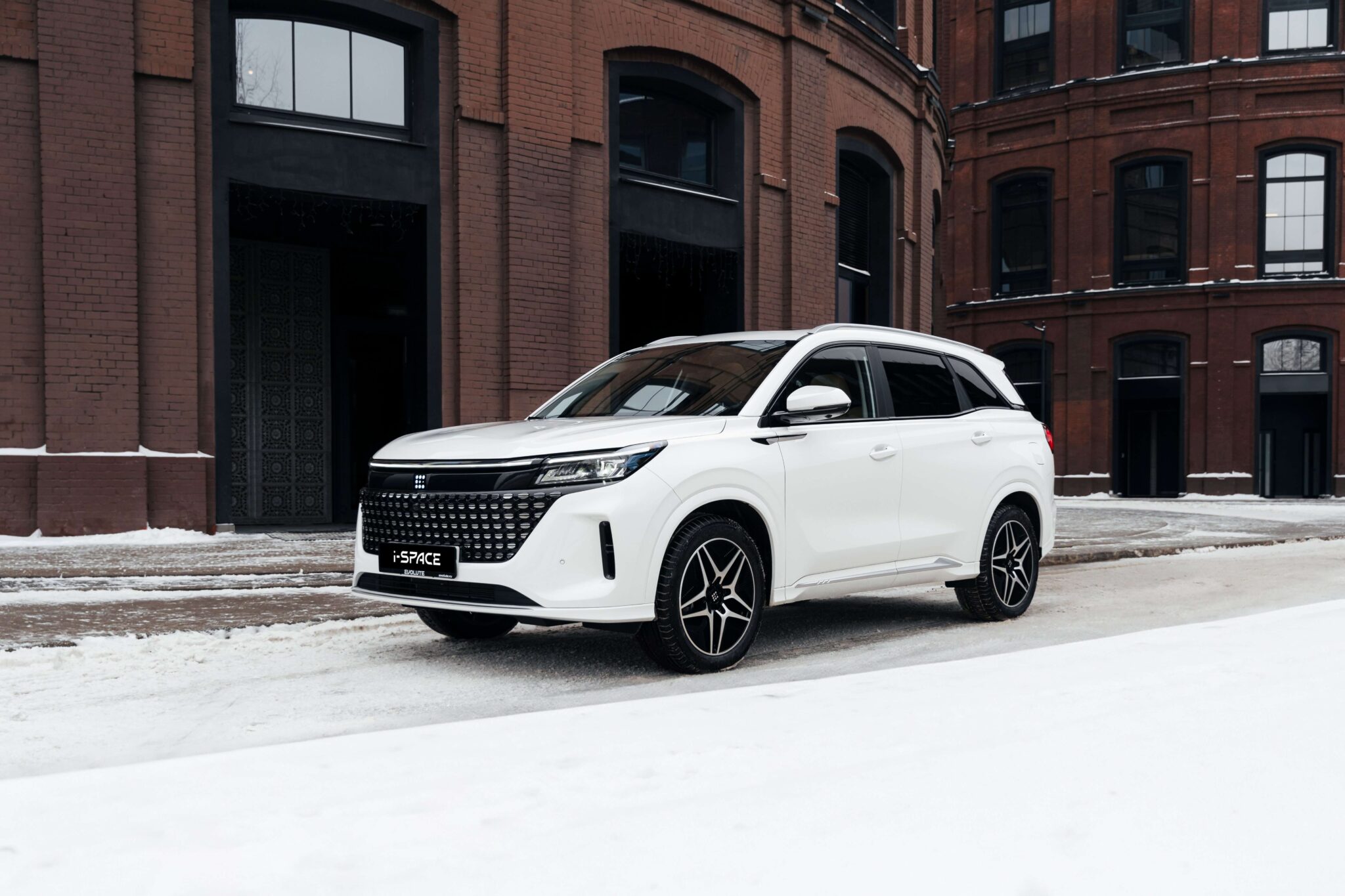 Evolute i-Space 2024: объявлены цены и комплектации на 7-местный гибридный кроссовер