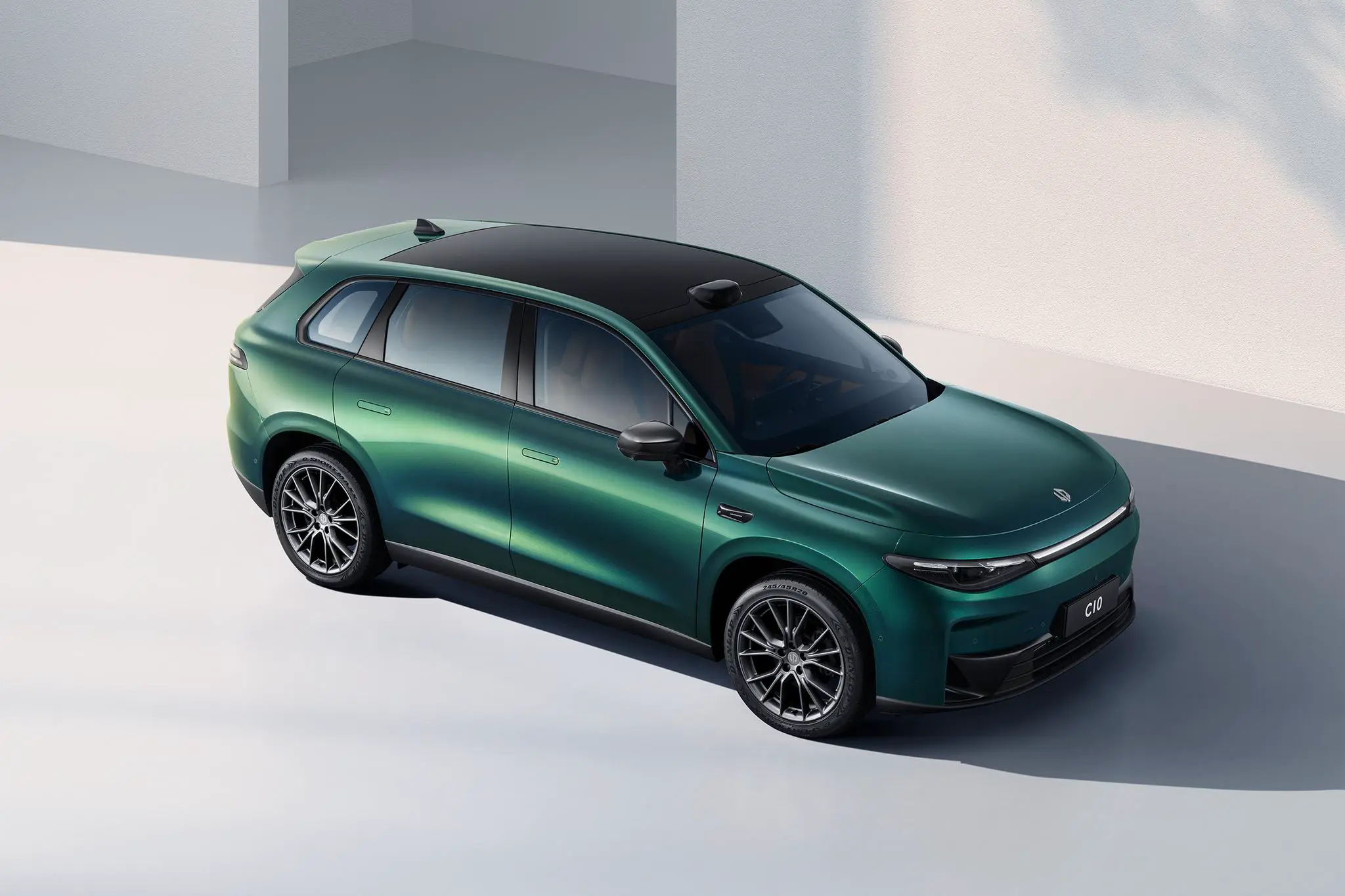 Leapmotor C10 2024: новый кроссовер от молодой китайской компании представлен в виде электромобиля и последовательного гибрида