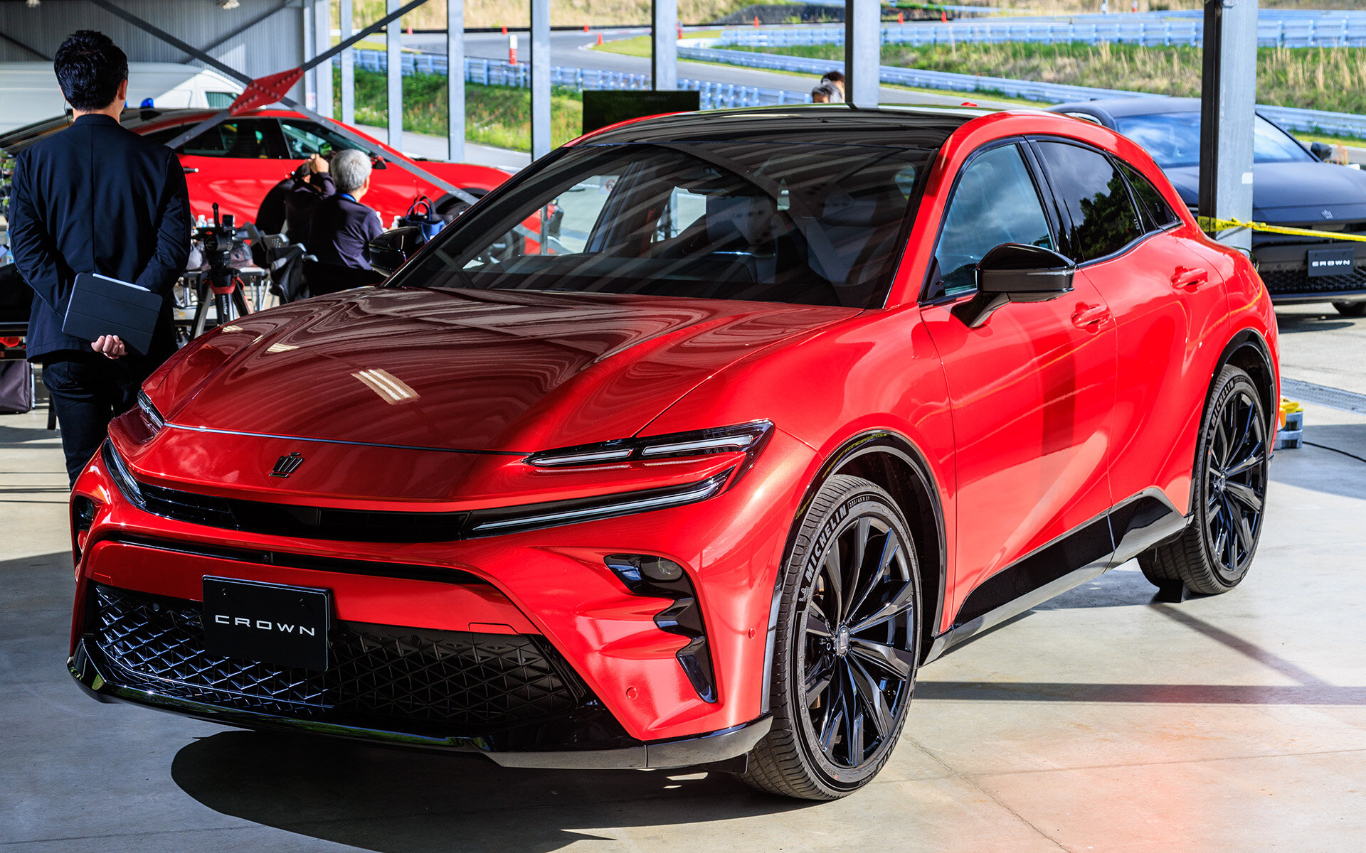 Toyota Crown Sport 2023: новое семейство пополнилось кросс-хэтчбеком. На подходе седан и кроссовер