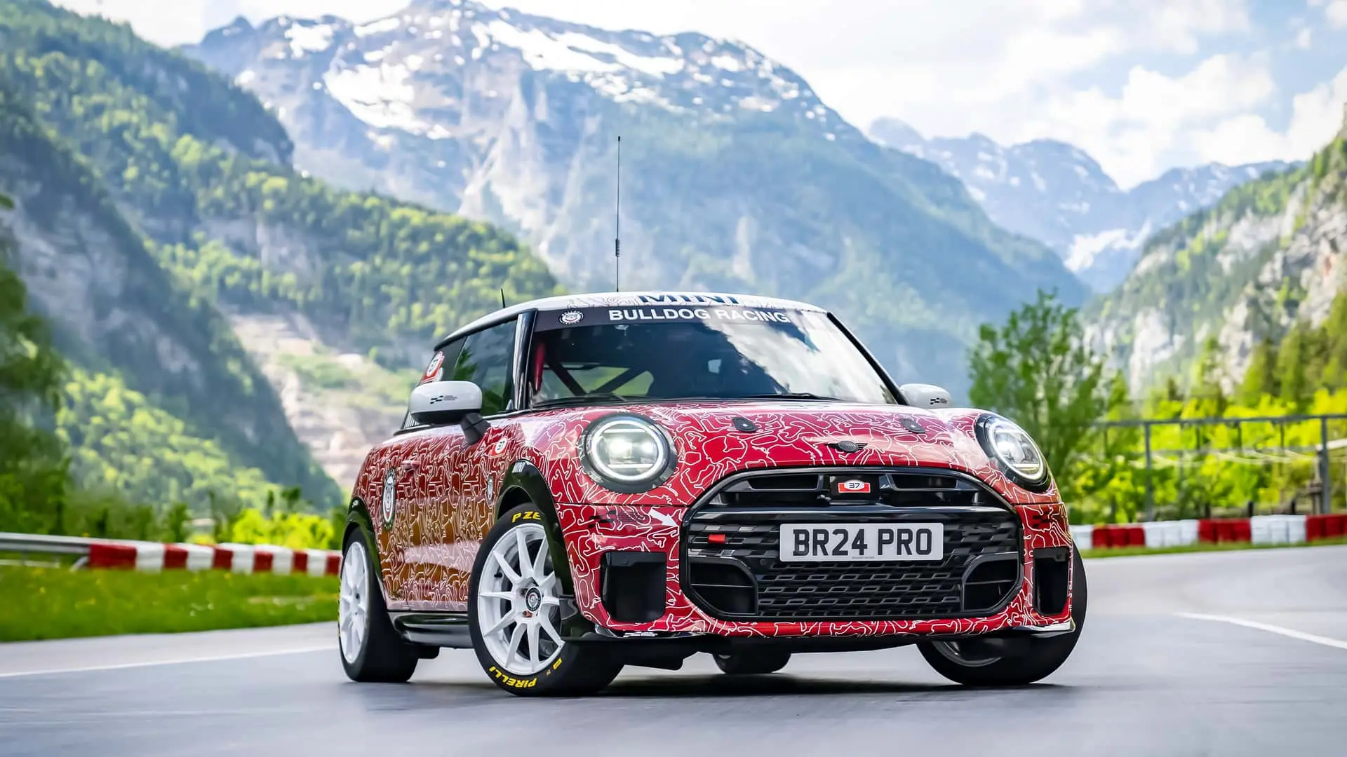 Mini John Cooper Works нового поколения дебютирует осенью 2024-го. Первые официальные фото