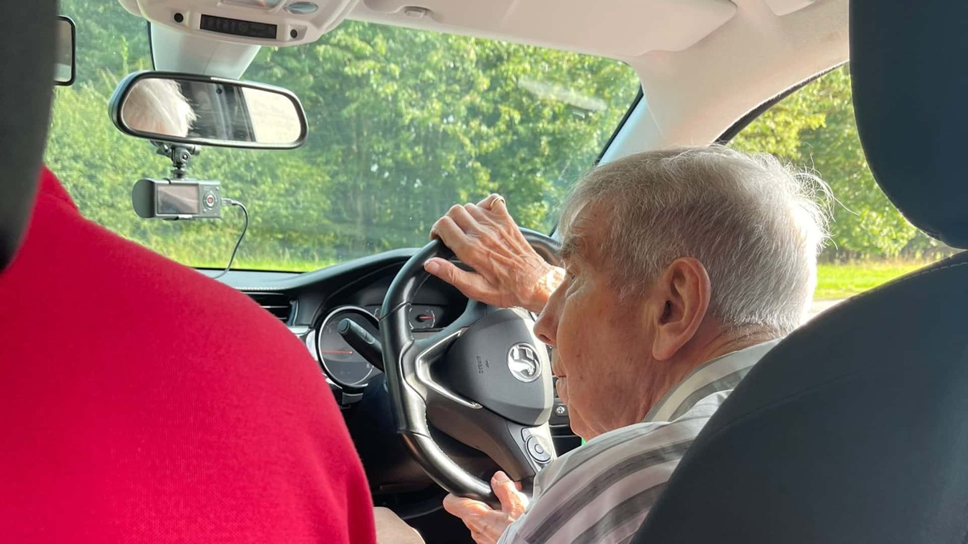 98-летний пожилой мужчина рад снова сесть за руль благодаря специальной программе