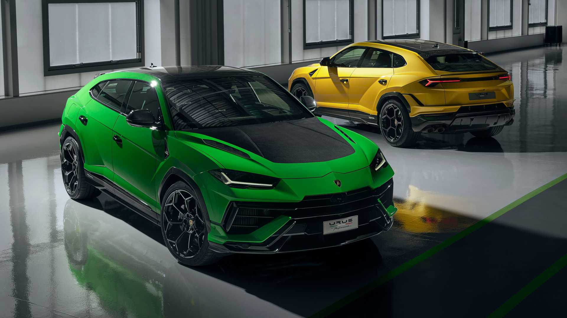 Lamborghini Urus 2023 модельного года: обзор спортивного кроссовера (и цены в России по параллельному импорту)