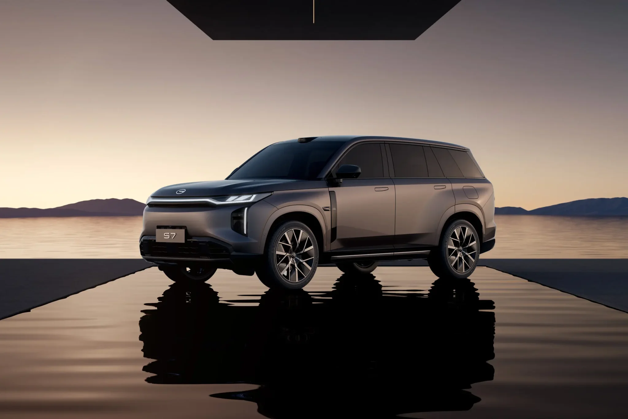 GAC S7 2026: в России скоро начнутся официальные продажи гибридного кроссовера. Предварительные цены, фото и характеристики
