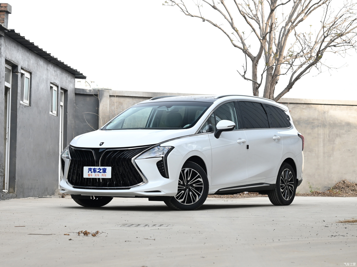 Forthing Yacht 2023: семиместный китайский минивэн Цены и комплектации в России