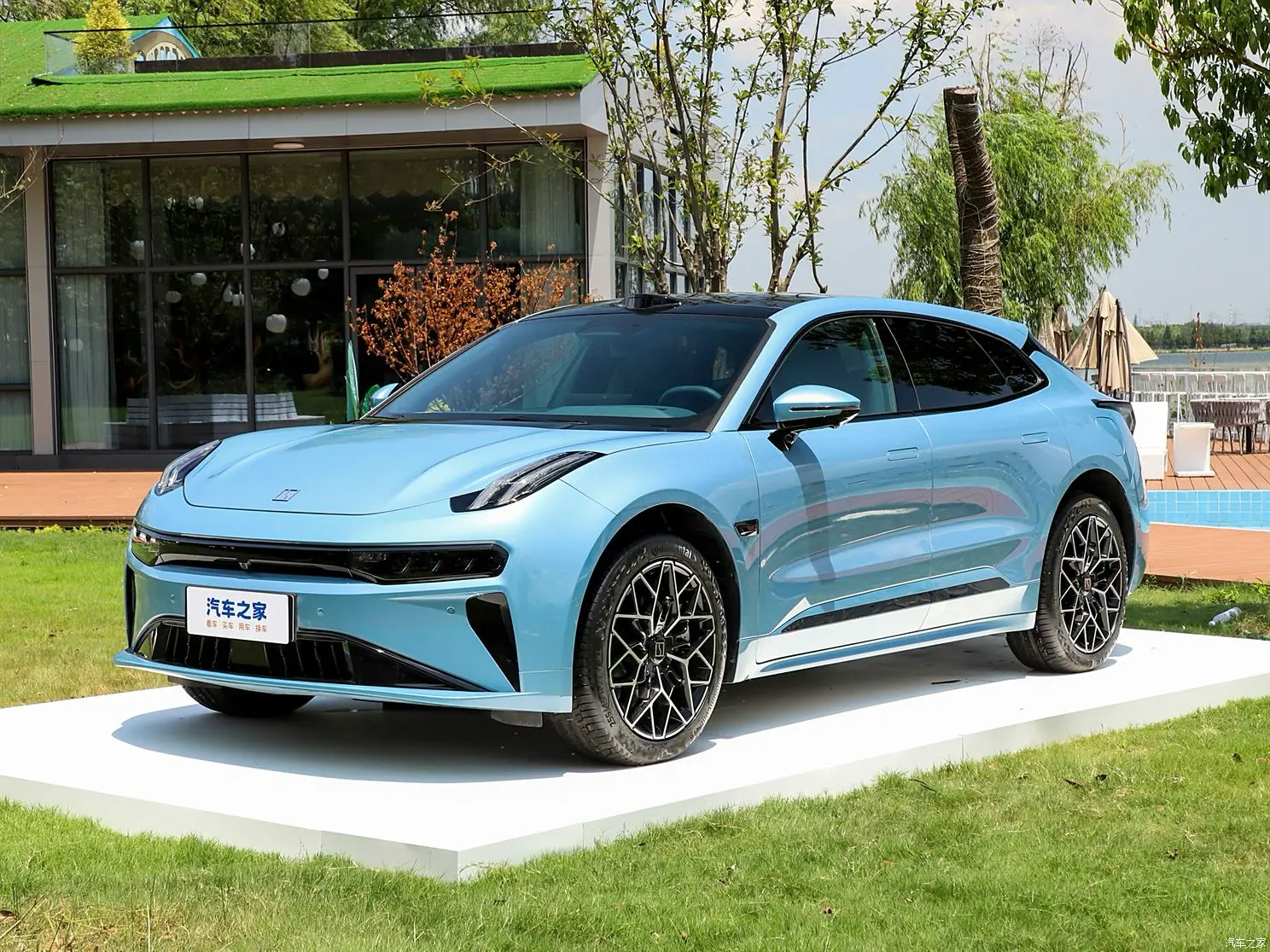 Zeekr 001 2025: самый популярный электромобиль в России получил небольшие обновки в новому модельному году