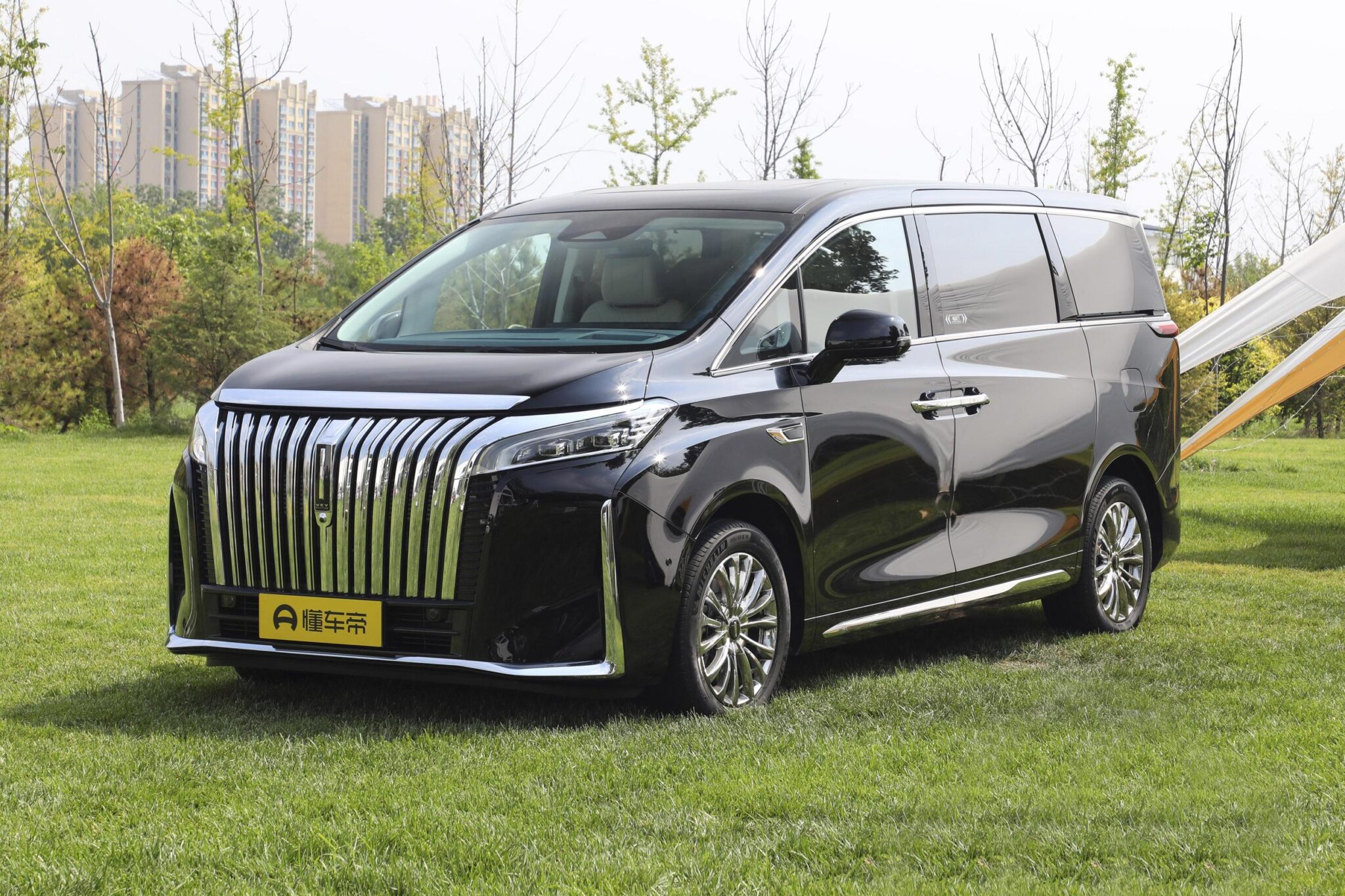 WEY Alpine 2024: премиальный минивэн от дочерней марки Great Wall может дебютировать в России. Цены и подробности