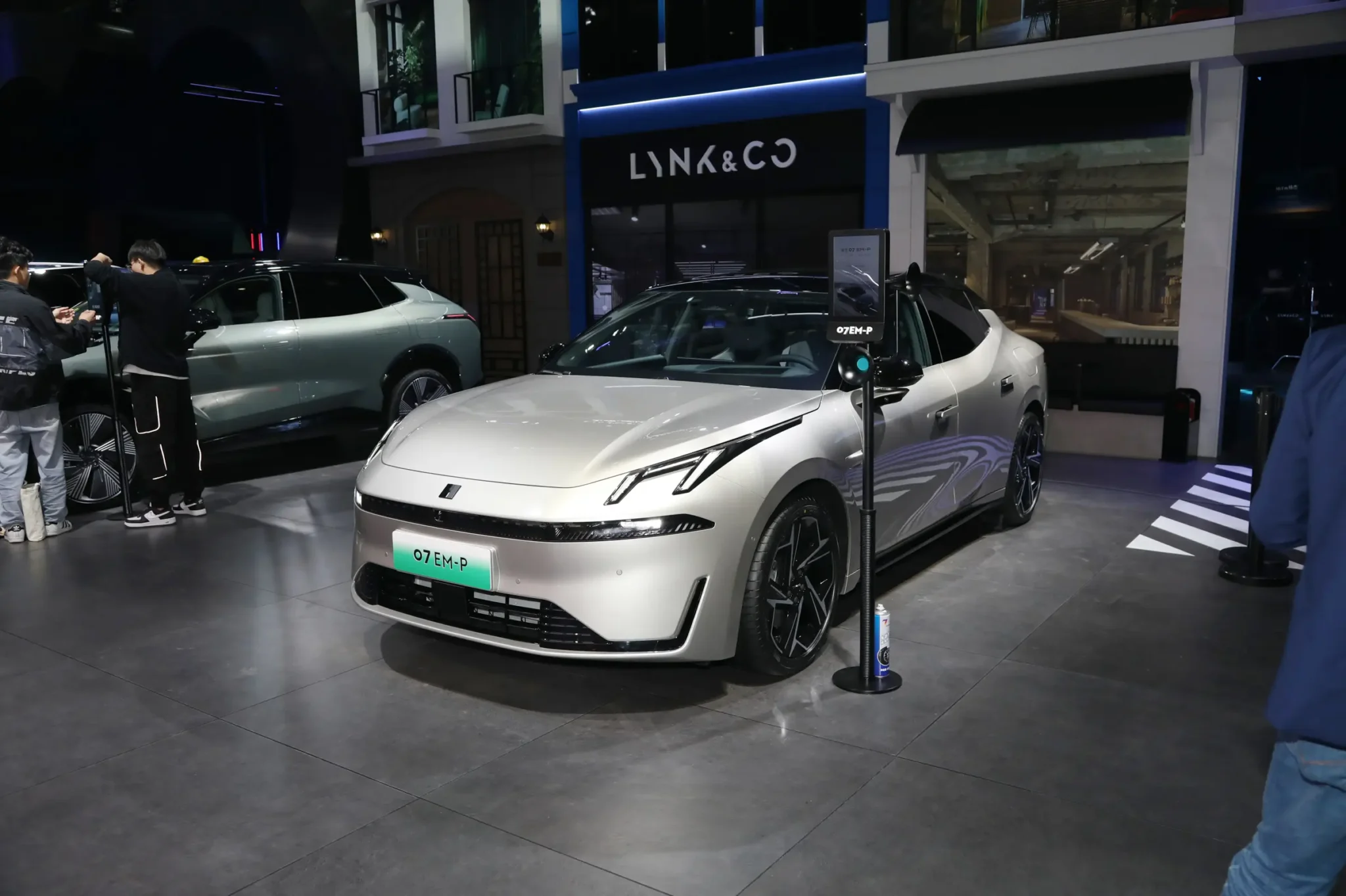 Lynk& Co 07 EM-P 2024: новый гибридный седан от Geely и Volvo