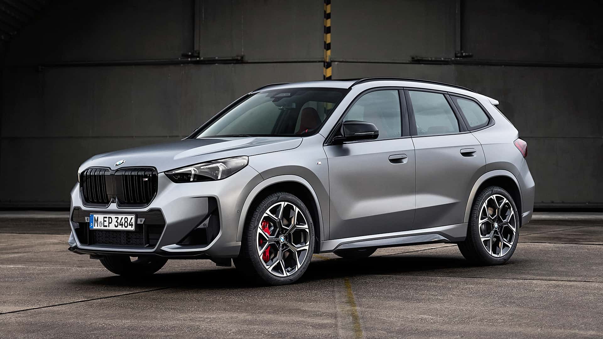 BMW X1 M35i xDrive 2024: представлена спортивная модификация от подразделения M (впервые для “икс первого”)