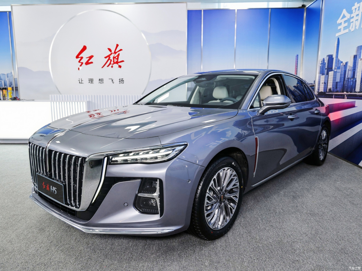 Модельный ряд Hongqi 2023 в России: старт продаж седана Hongqi H5 и кроссовера Hongqi HS5